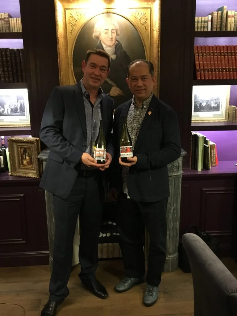 Portrait de Stéphane Mordeles, de La Cave du Dragon Rouge en compagnie de Nelson Chow, président des Sommeliers de Chine et de Hong-Kong
