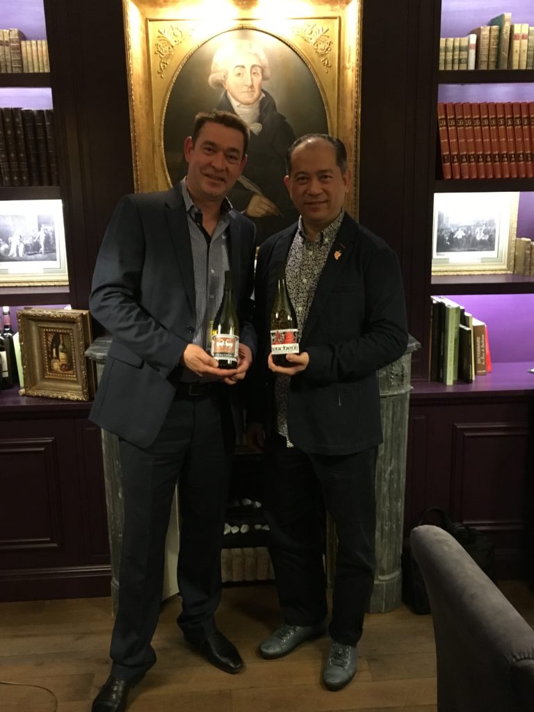 Portrait de Stéphane Mordeles, de La Cave du Dragon Rouge en compagnie de Nelson Chow, président des Sommeliers de Chine et de Hong-Kong